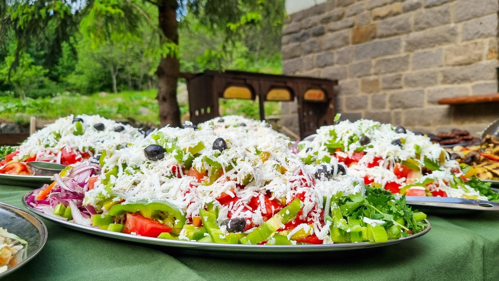 Balkánská kuchyně – nejlepší pokrmy ze srdce Balkánu 5 Sopsky salat tradicni bulharsky salat s cerstvou syrovou zeleninou a bilym syrem