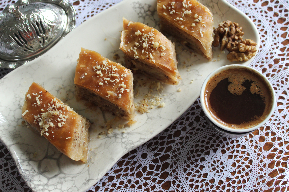 Balkánská kuchyně – nejlepší pokrmy ze srdce Balkánu 6 Tradiční balkánský dezert baklava s vlašskými ořechy