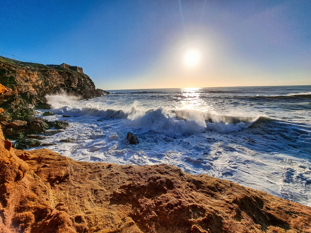 Nejkrásnější pláže Portugalska – od Algarve po Azory 9 Velké vlny na Praia do Norte v Portugalsku