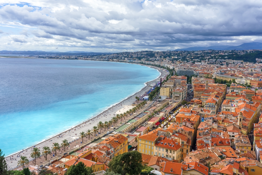 Francouzská riviéra – třídenní itinerář na perfektní eurovíkend 3 Výhled na Nice s červenými střechami, barevnými domy, úzkými uličkami, Promenade des Angles a azurovým Středozemním mořem
