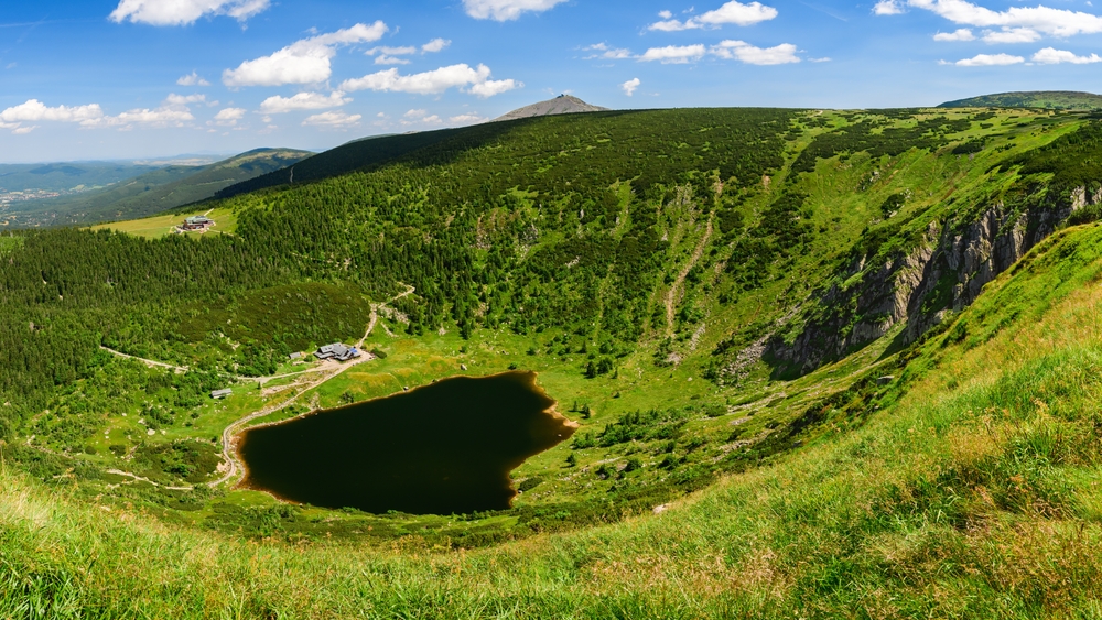Kam v Polsku na víkend? Objevte nejzajímavější místa u hranic 2 jezero Maly Staw Polské Krkonoše