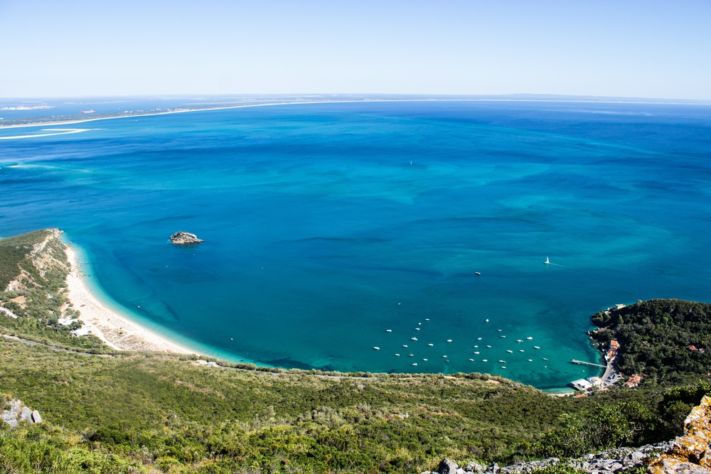 Nejkrásnější pláže Portugalska – od Algarve po Azory 8 portugalská pláž Praia do Portinho da Arrábida