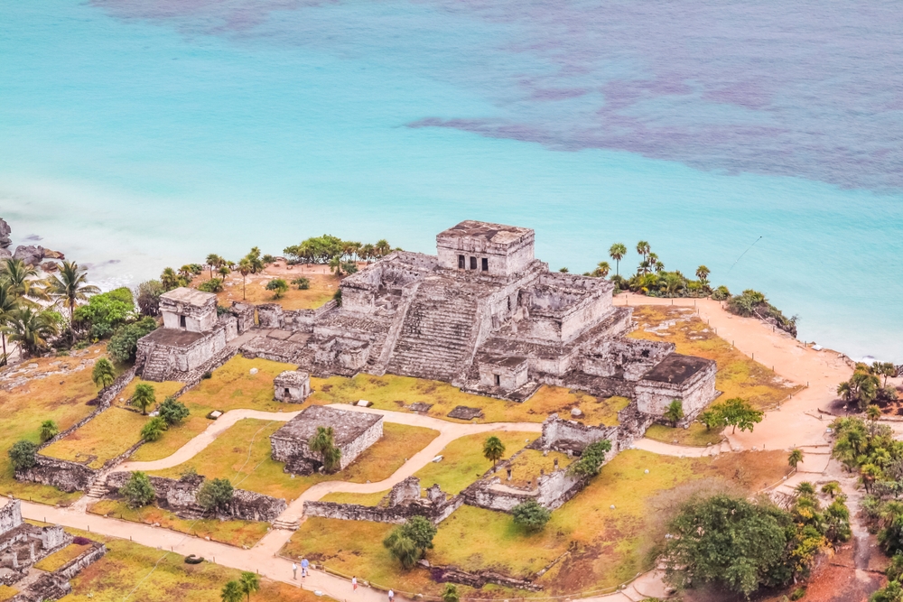 Co vidět v Mexiku? Podívejte se na 12 nejlepších míst a zajímavostí 20 Ell Castillo v archeologické zóně Tulum, Quintana Roo, Mexiko