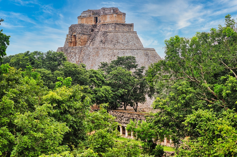 Co vidět v Mexiku? Podívejte se na 12 nejlepších míst a zajímavostí 14 Kouzelníkova pyramida ve velkém mayském chrámovém komplexu Uxmal, poblíž Meridy, Yucatán, Mexiko