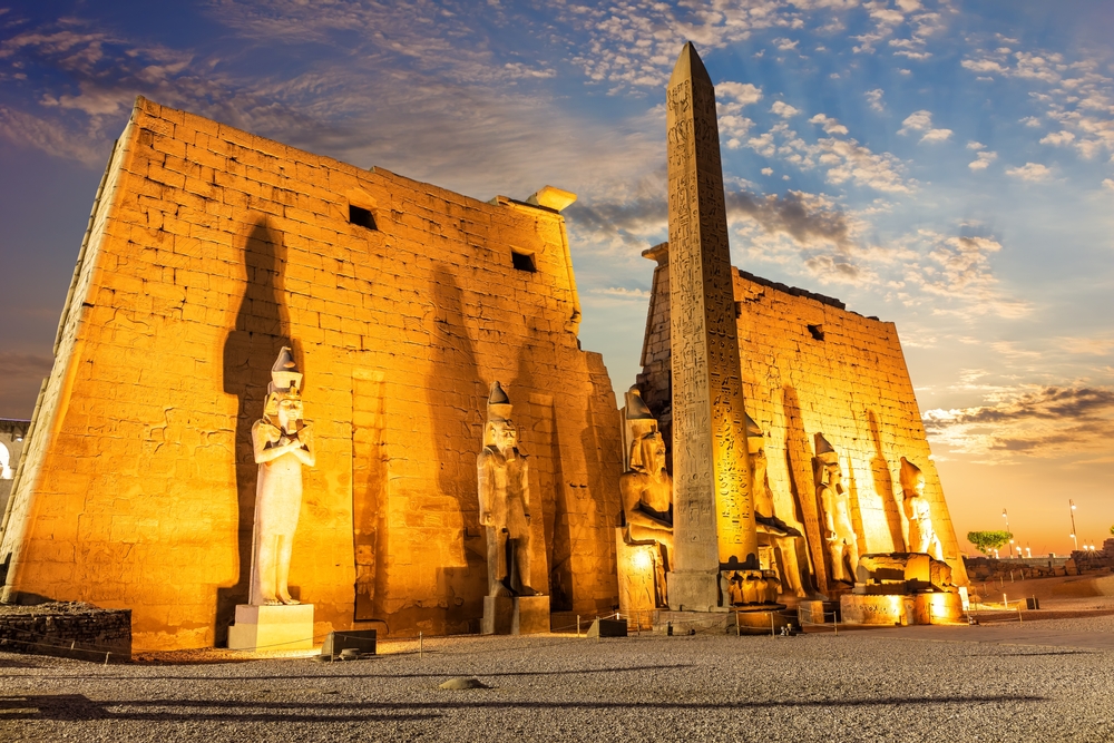 Luxor – co vidět v hlavním městě starověku? Údolí králů, chrámy a sfingy 14 Luxorský chrám při soumraku