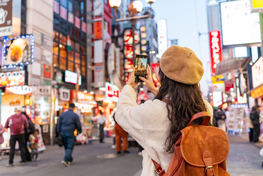 Jak se chovat v zahraničí? Cestovatelská etiketa a místní zvyky 12 Mladá turistka v Japonsku - jak se chovat v zahraničí