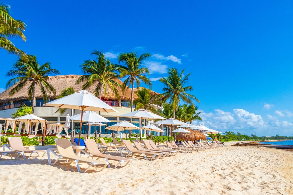 Co vidět v Mexiku? Podívejte se na 12 nejlepších míst a zajímavostí 21 Palmy, slunečníky a lehátka v Playa del Carmen v Mexiku