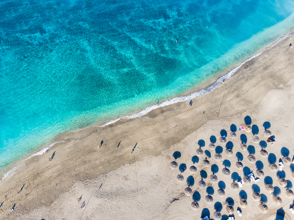 Costa Adeje – co nabízí a proč sem zamířit při vaší první cestě na Tenerife? 4 Pláž El Duque s tyrkysovým mořem na Costa Adeje na Tenerife