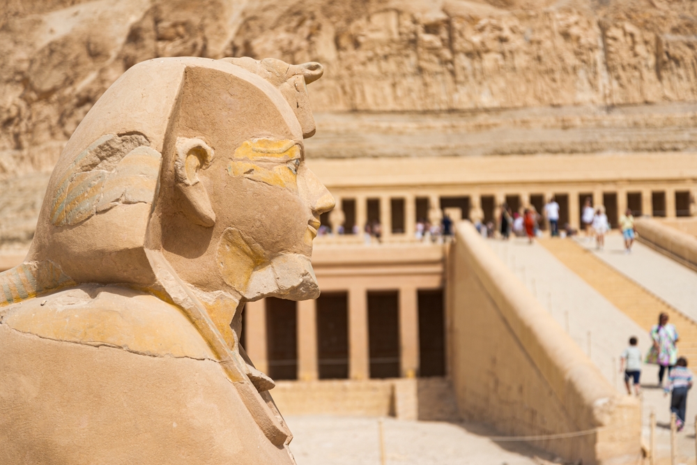 Luxor – co vidět v hlavním městě starověku? Údolí králů, chrámy a sfingy 16 Sfinga s lidskou tváří v Luxoru v Egyptě