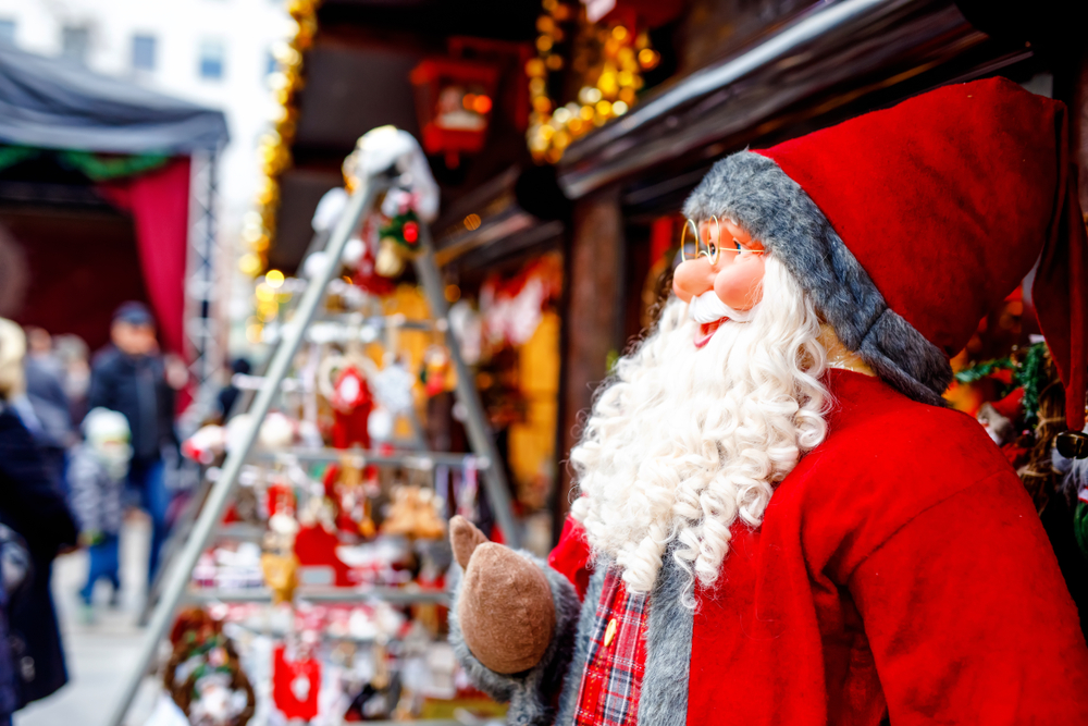 Jaké jsou Vánoce v zahraničí? Seznamte se s různými tradicemi! 21 Vánoční trh v Německu s postavou Weihnachtsmann